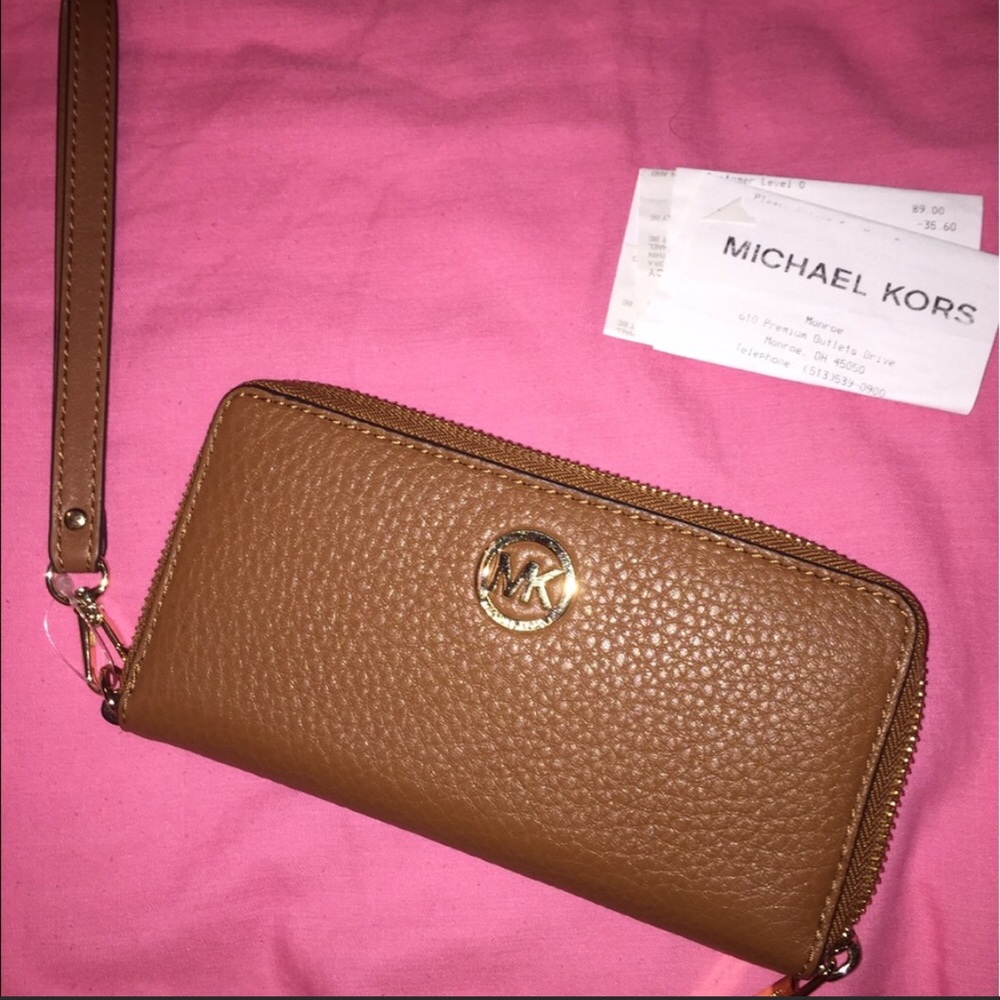 Michael Kors wristlet 💖